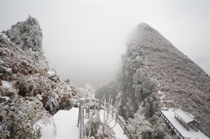 2012乐业大石围天坑第一场雪花飞舞