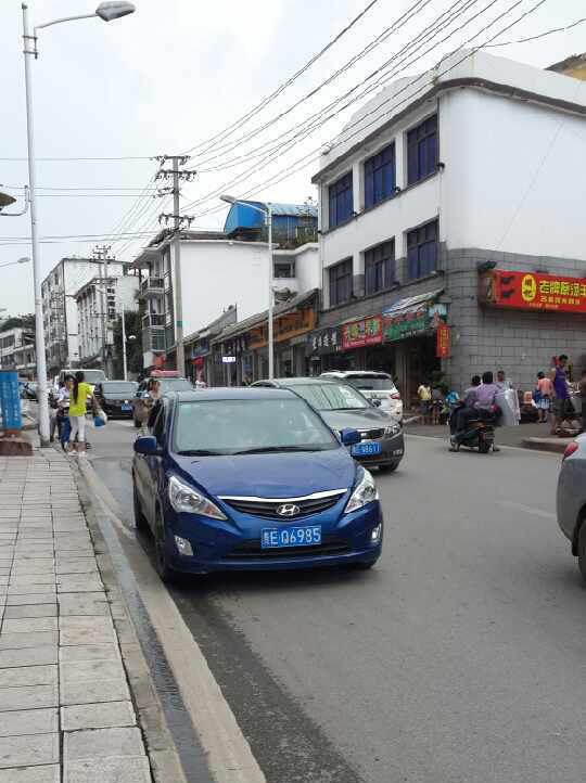 應儘快完工那坡立交橋,沙井街改單行,興義堵車就是這麼堵的!